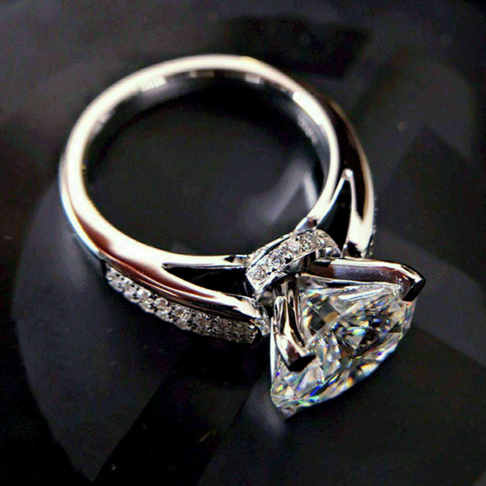 Korean version of light luxury fashion four claw flower bud simulation diamond ring engagement and proposal ring